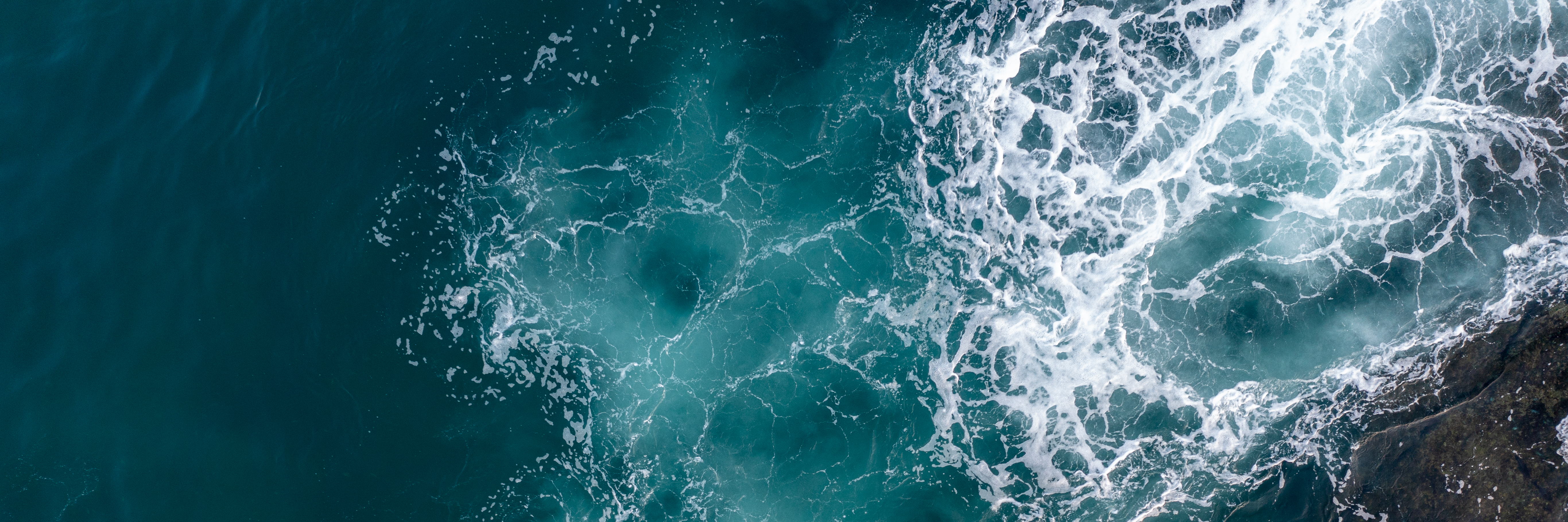 Abstrakt billede af havet med brudte bølger